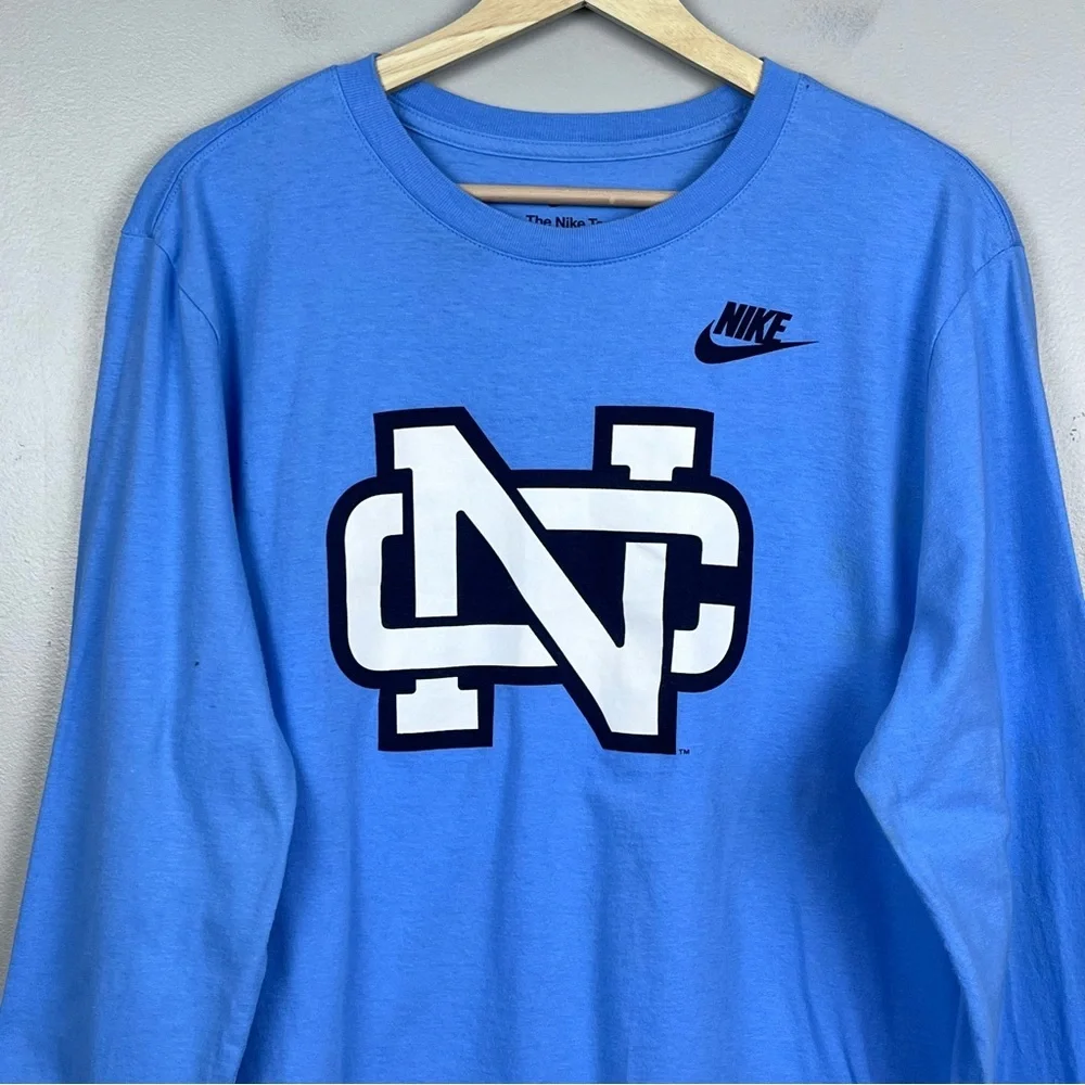 The Nike Tee Men's Long Sleeve North Carolina Tarheels Graphic Tee Size M; NCAA
